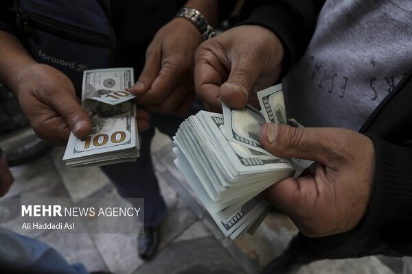 قیمت دلار دولتی اعلام شد؛ کاهش جزئی قیمت‌ها در بازار ارز
تجاری