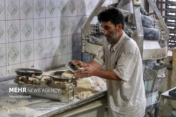 رئیس اتاق اصناف: هیچ نانوایی حق گران‌فروشی ندارد؛ نرخ‌ها
مشخص است