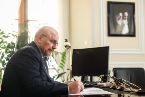 قالیباف: مصوبه اصلاح حقوق کارکنان دولت در سال جاری غیرقانونی
است