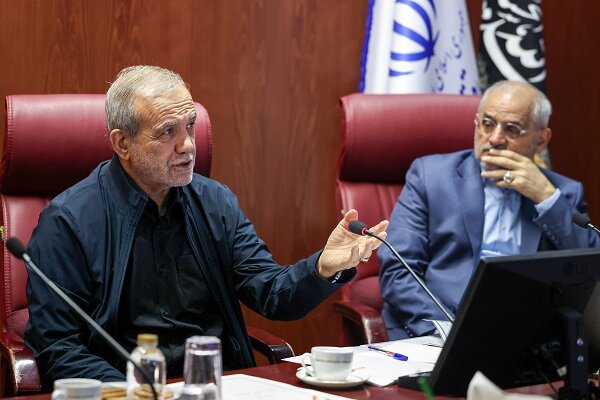 پزشکیان: شناسنامه‌دار کردن کالاها راهکار نجات از قاچاق و
احتکار است