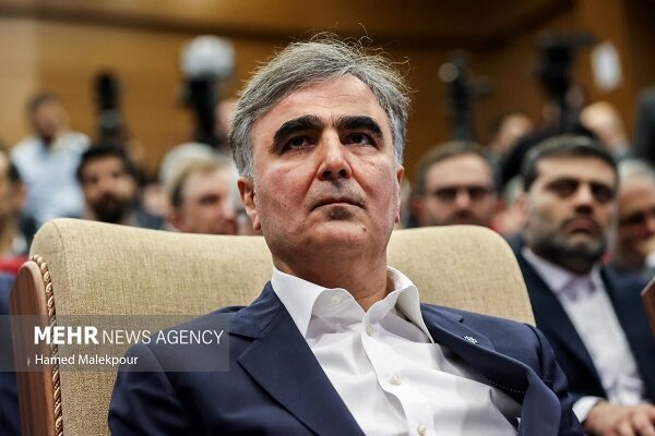 فرزین: هیچ برنامه‌ای برای افزایش نرخ ارز ۷۰ هزار تومانی
نداریم