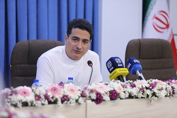همایون شجریان: بانک صادرات ایران همراه ما در کنار مردم
ایستاده است