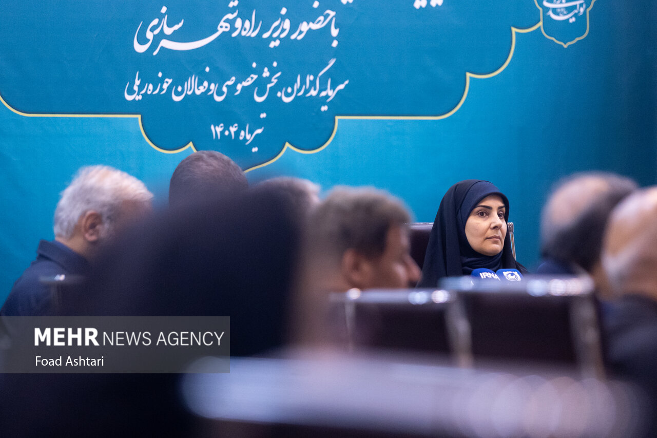 صادق: تحریم‌ها و کمبود منابع مانع اجرای کامل تعهدات ریلی
است